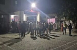 गुलाल उड़ाने के विरोध में दो समुदायों में चले लात-घूंसे, कई लोग घायल