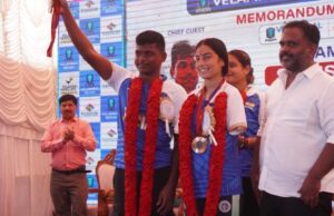 चेन्नई के स्कूल में हुआ शीतल, थंगावेलु का सम्मान, छात्रों संग मस्ती करते दिखे दोनों पैरालंपियन