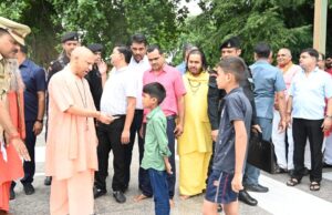 बाल श्रद्धालुओं से मिले सीएम योगी, जमकर बरसाया प्यार-दुलार