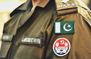 कराची में 12 पुलिस अधिकारी निलंबित, ड्यूटी के दौरान किया सोशल मीडिया का इस्तेमाल