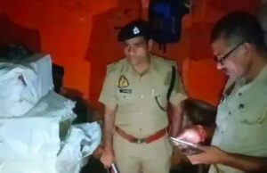 अवैध पटाखा गोदाम पर कार्यवाही, 26 पेटी अवैध पटाखा के साथ एटा का युवक गिरफ्तार