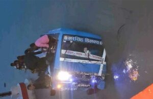 कोशी बराज: बस नदी में गिरी, 20 यात्री सकुशल