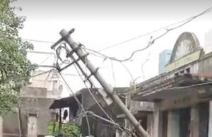 तेज़ आंधी में 4 की मौत, 29 वाहन क्षतिग्रस्त