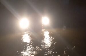 बाढ़ के पानी ने बढ़ाई मुश्किलें, ग्रामीणों की मदद से बची गर्भवती महिला की जान