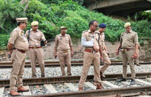 गाजीपुर में रेल की पटरी पर मिला लकड़ी का गुटका, ट्रेन का इंजन फेल