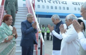 रिन्यूएबल एनर्जी-इन्वेस्ट समिट में भाग लेने अहमदाबाद पहुंचे उपराष्ट्रपति