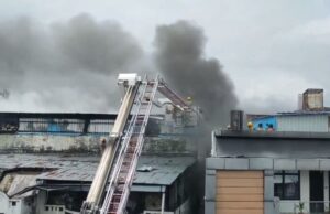 व्यापारिक ठिकाने आग की चपेट में