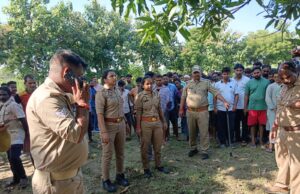 युवती का शव पेड़ से लटकता मिला, जांच में जुटी पुलिस