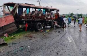 बांग्लादेश : बस-ट्रक भिड़ंत में 20 मरे यात्री