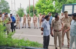 बागपत में हाईवे किनारे मिला जला हुआ युवती का शव