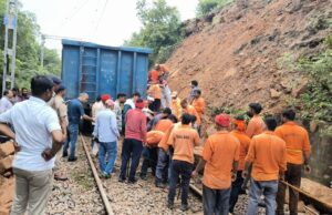 सोनभद्र में रेलवे ट्रैक पर पहाड़ का मलबा गिरने से मालगाड़ी का इंजन के चार पहिये पटरी नीचे उतरे