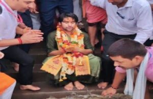 बाबा बागेश्वर बनारस पहुंचे