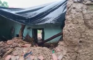 बारिश का कहर जारी, कच्चा मकान गिरने से वृद्ध दंपति दबे