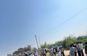 बेकाबू कार नहर में गिरी