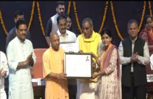योगी ने युवाओं को दिए नियुक्ति पत्र
