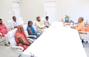 योगी ने हत्याकांड के पीड़ित परिवार से की मुलाकात