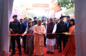 योगी ने किया सिल्क एक्सपो का उद्घाटन
