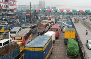 ढाका-चटगांव हाइवे पर 10 किलोमीटर लंबा जाम