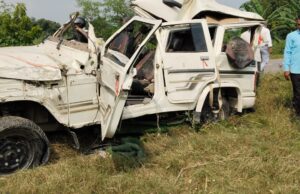 गोंडा में अनियंत्रित बोलेरो पेड़ से टकराई