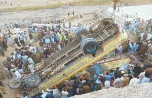 पाकिस्तान:खाई में गिरी बस, नौ की मौत, 50 घायल