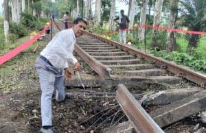 झारखंड :विस्फोट कर रेलवे ट्रैक उड़ाया