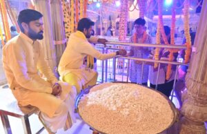 मंदिर में अन्नधन का खजाना श्रद्धालुओं में बांटा गया