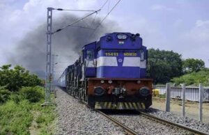 मिट्टी का ढेर देख राेकी ट्रेन, हादसा टला