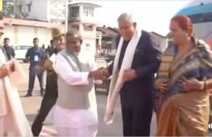 गुवाहाटी हवाई अड्डे पर उप राष्ट्रपति का राज्यपाल का स्वागत