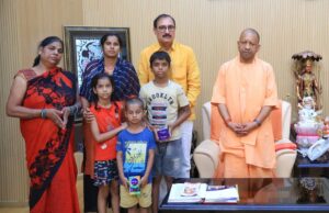 योगी ने मोहित पांडेय के परिवार से की मुलाकात