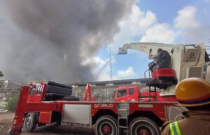 फ्रीज टीवी के गोदाम में लगी आग