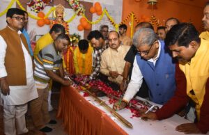 शस्त्र पूजन व चित्रगुप्त पूजन करते मंत्री अरुण सक्सेना