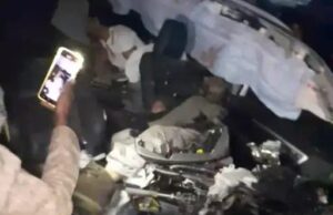 ट्रक से टकराई फॉर्चूनर कार ,दो की मौत एक गम्भीर
