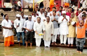कांग्रेस कार्यकर्ताओं ने किया मां गंगा का दुग्धाभिषेक