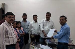भाषा को लेकर लेखपालों का फूटा गुस्सा