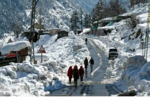 चोटियों पर तेज बर्फबारी..