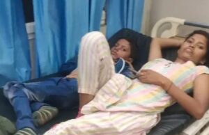 बिजली के पोल से टकराई बस, 16 घायल