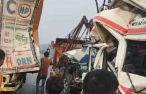 कंटेनर से टकराई बस, 3 की मौत, 12 घायल