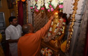 योगी ने किये विश्वनाथ मंदिर में दर्शन पूजन