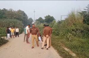 रेलवे स्टेशन के पास फांसी के फंदे से लटकती महिला