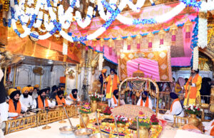 गुरु पर्व के मौके दरबार साहिब पहुंचे लाखों श्रद्धालु