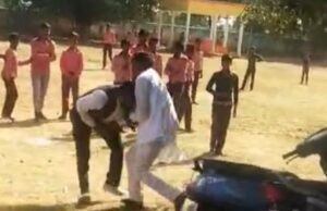 शिक्षक को ग्राम प्रधान ने चप्पलों से पीटा