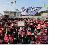 दक्षिण कोरिया में राष्ट्रपति येओल के खिलाफ लोग सड़कों पर उतरे..