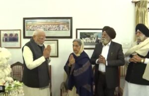 प्रधानमंत्री मोदी पहुंचे तीन मोतीलाल नेहरू मार्ग, मनमोहन सिंह को दी श्रद्धांजलि