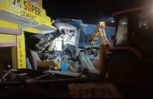 अनियंत्रित होकर डम्फर शॉपिंग कॉम्प्लेक्स में घुसा, दो की मौत