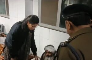 शीतलहर को देखते हुए सड़कों पर जिला प्रशासन ने जरूरतमंदों को बांटे कंबल