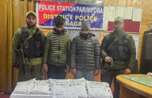 श्रीनगर पुलिस ने बड़े ड्रग रैकेट का भंडाफोड़ किया 8 किलोग्राम हेरोइन जब्त, दो तस्कर गिरफ्तार Srinagar Police busts major drug racket, seizes 8kg heroin, arrests two smugglers
