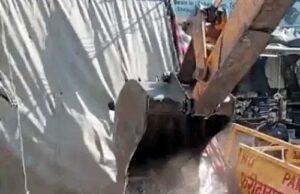 फरीदाबाद निगम ने अवैध अतिक्रमणों पर चलाया पीला पंजा, दुकानदारों ने किया विरोध