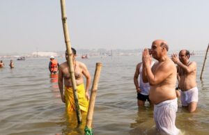 प्रयागराज महाकुंभ पहुंचे राजनाथ सिंह ने संगम में लगाई डुबकी