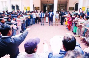 राष्ट्रीय मतदाता दिवस पर शासकीय कार्यालयों में अधिकारियों और कर्मचारियों ने ली मतदान की शपथ