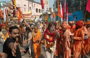 आवाहन अखाड़े के नागा संतों ने निकाली पेशवाई